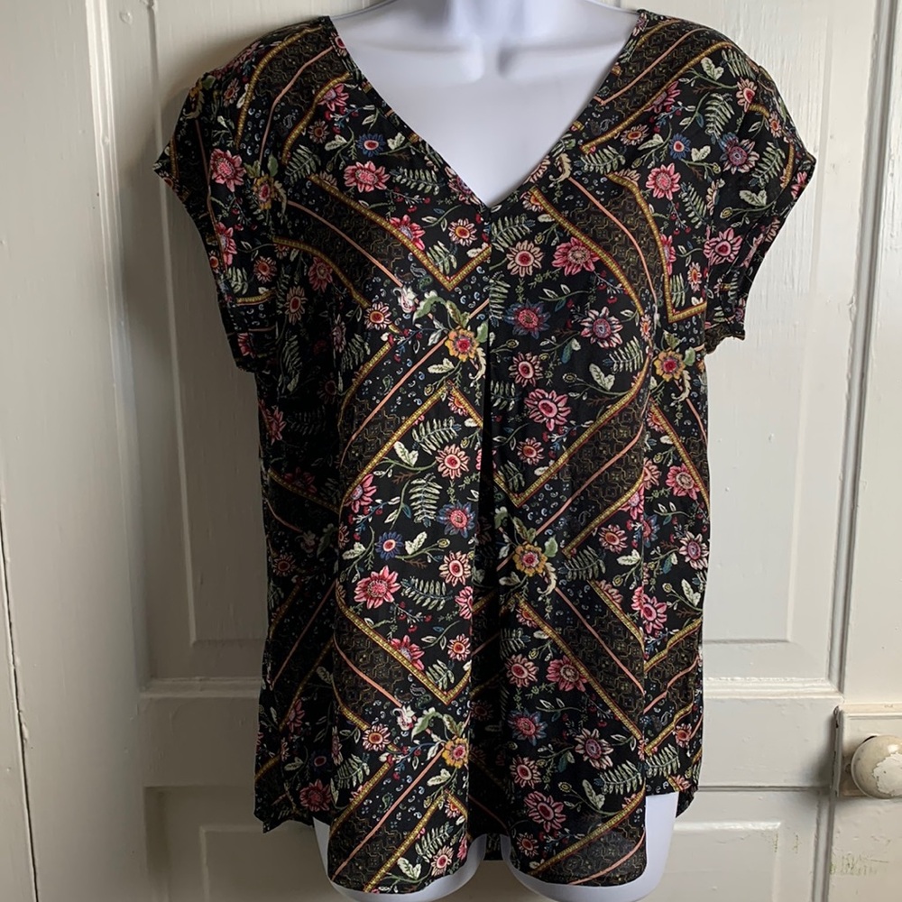 DR2 Floral V-Neck Top Size M